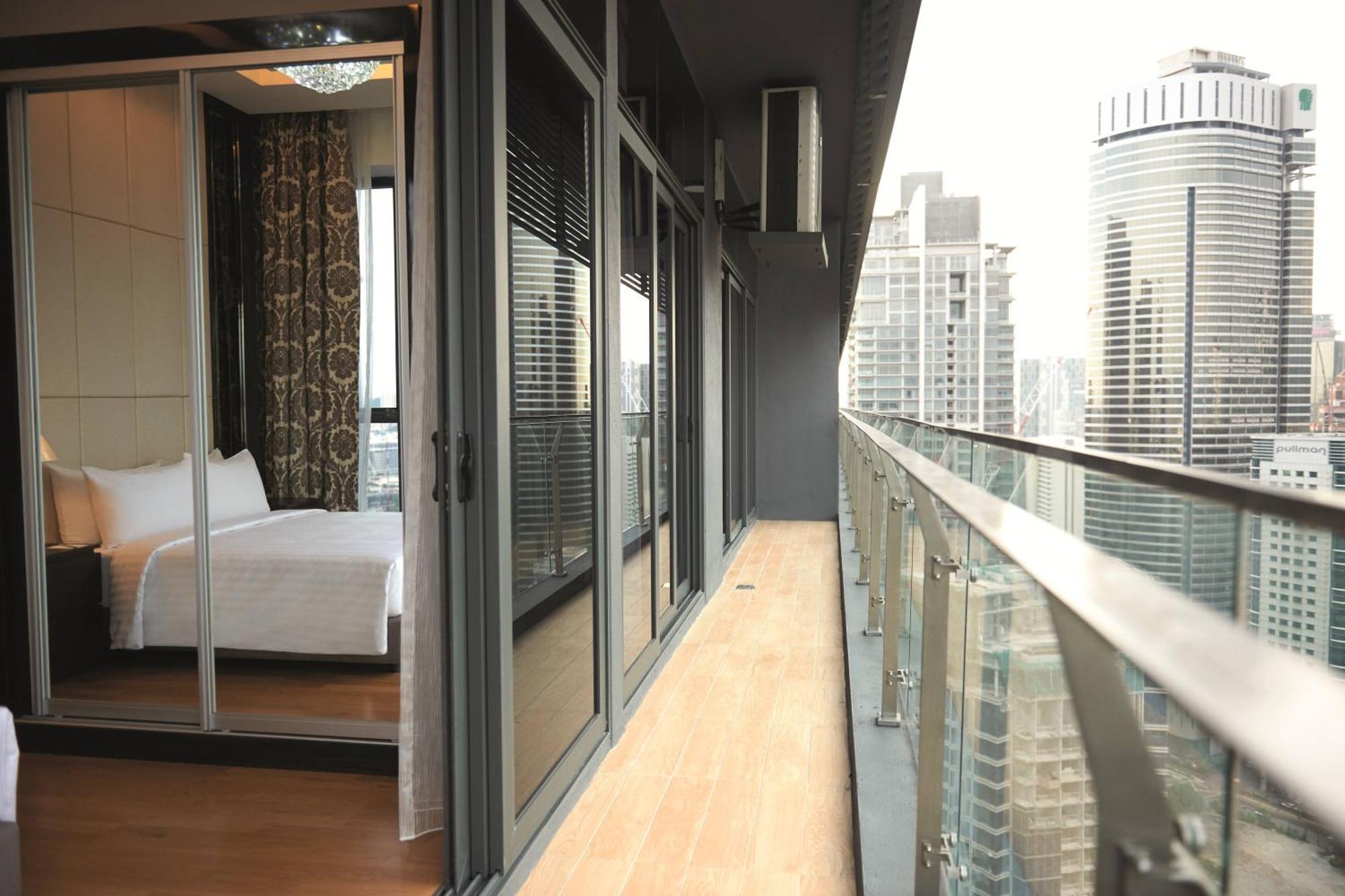 Dorsett Kuala Lumpur Hotel Екстериор снимка A balcony in a hotel room